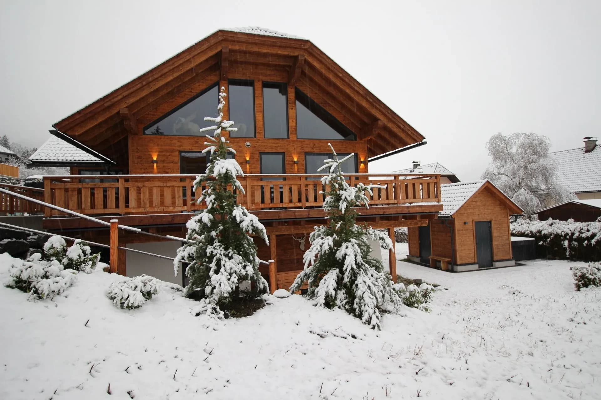 Verschneite Vorderseite der AlpInn Wellness Chalets