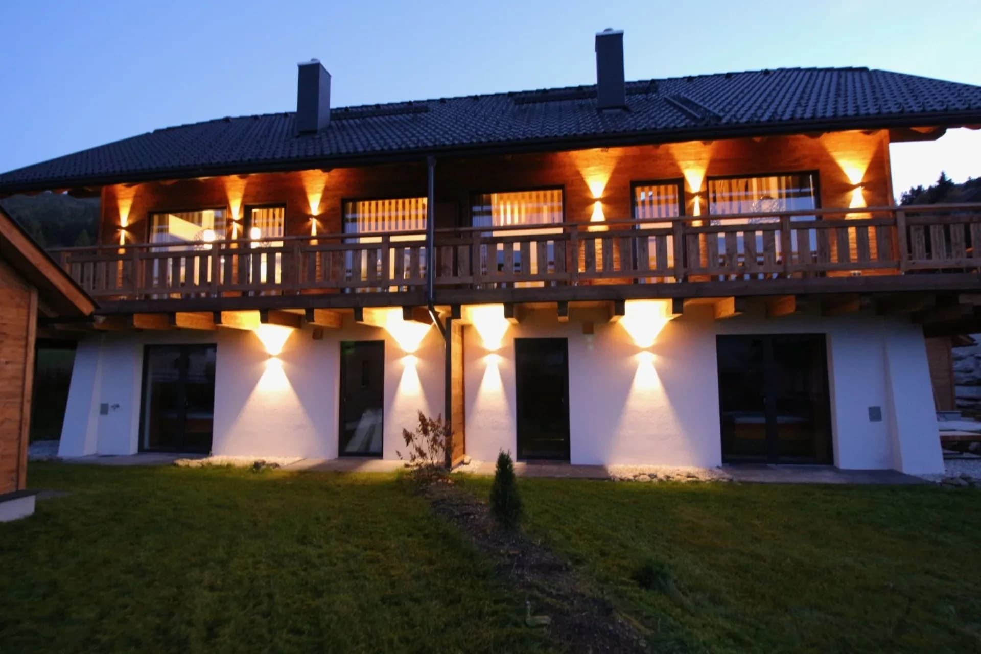 Die Chalets stimmungsvoll beleuchtet an einem Sommerabend
