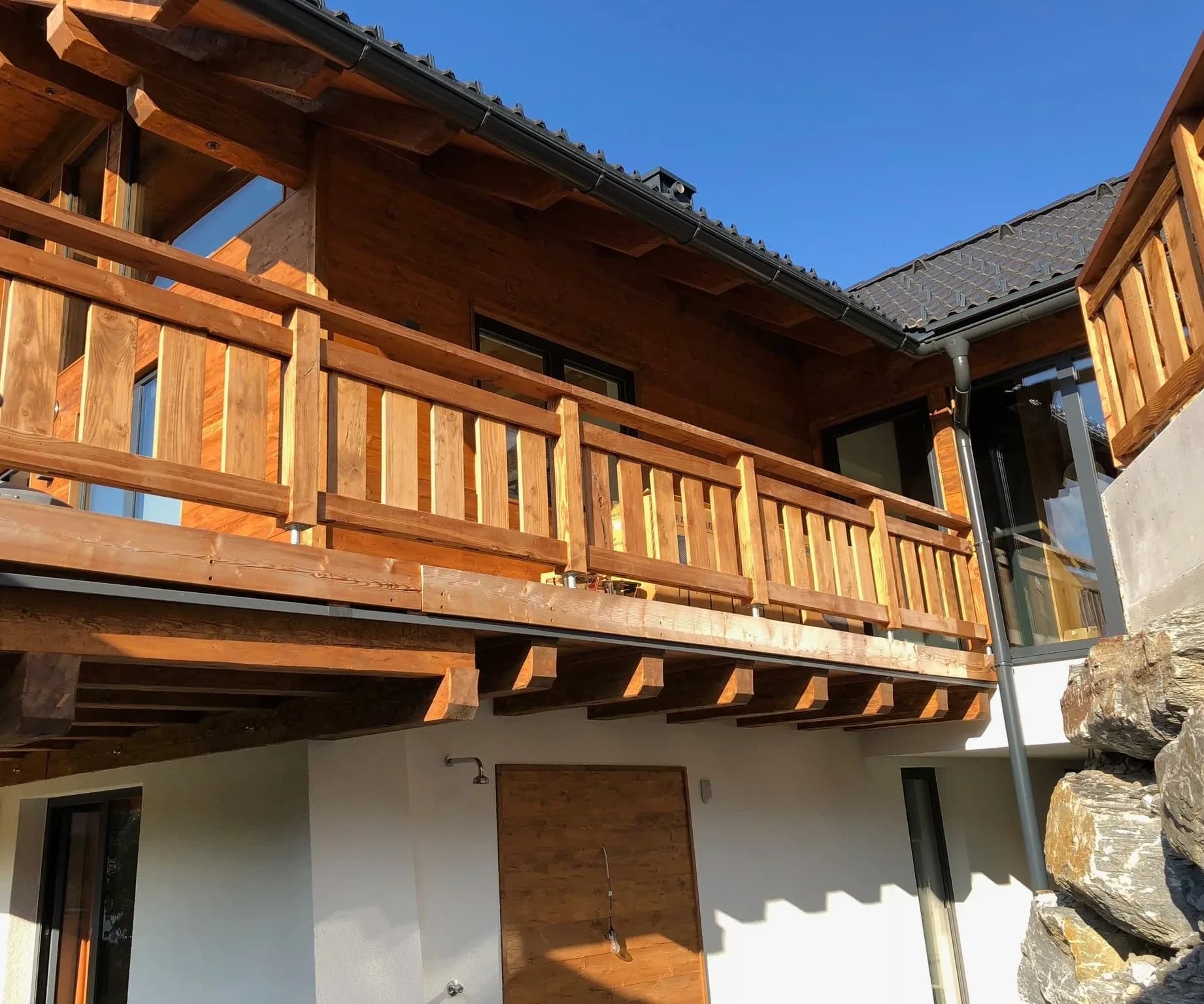 Detail des traditionellen Holzbalkons