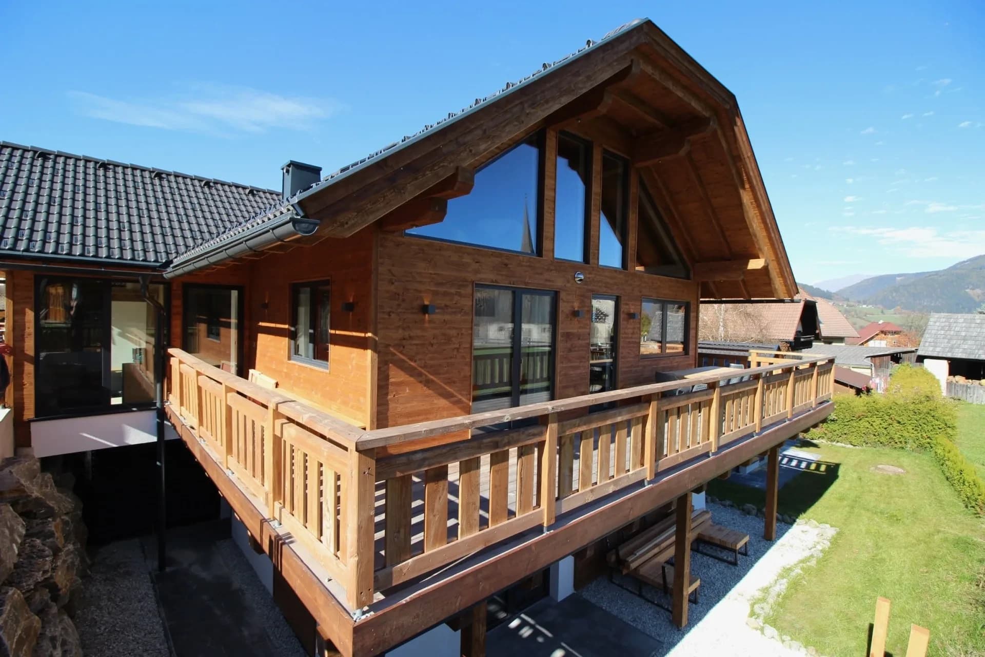 Umlaufender Holzbalkon des Chalets mit Blick ins Tal