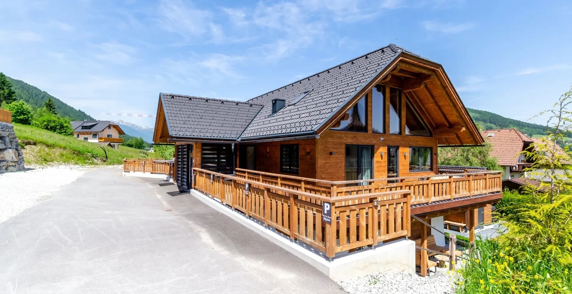 AlpInn Wellness Chalets in Sankt Margarethen im Lungau an einem sonnigen Sommertag