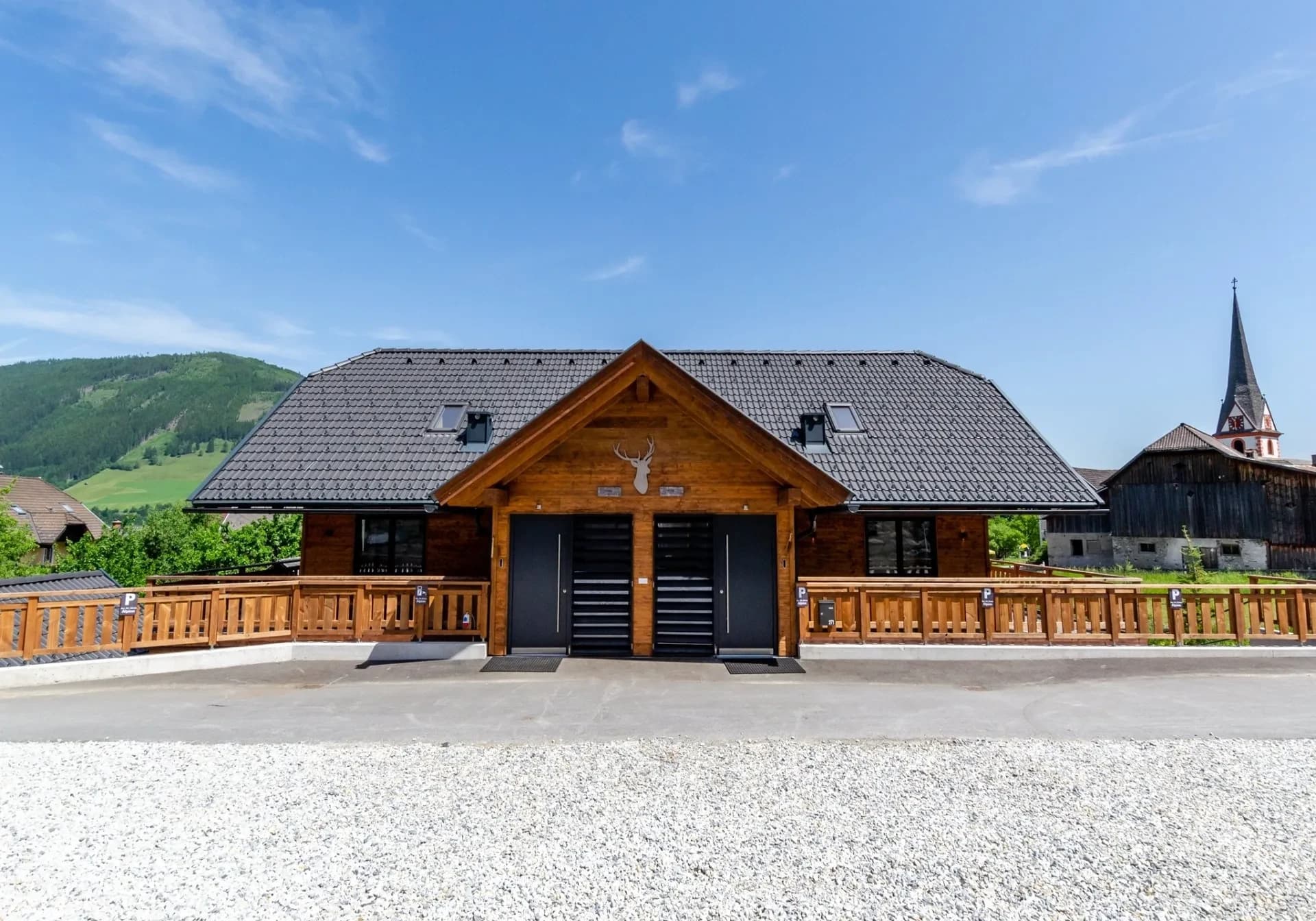 Straßenseite der Chalets mit der Kirche von St. Margarethen im Hintergrund