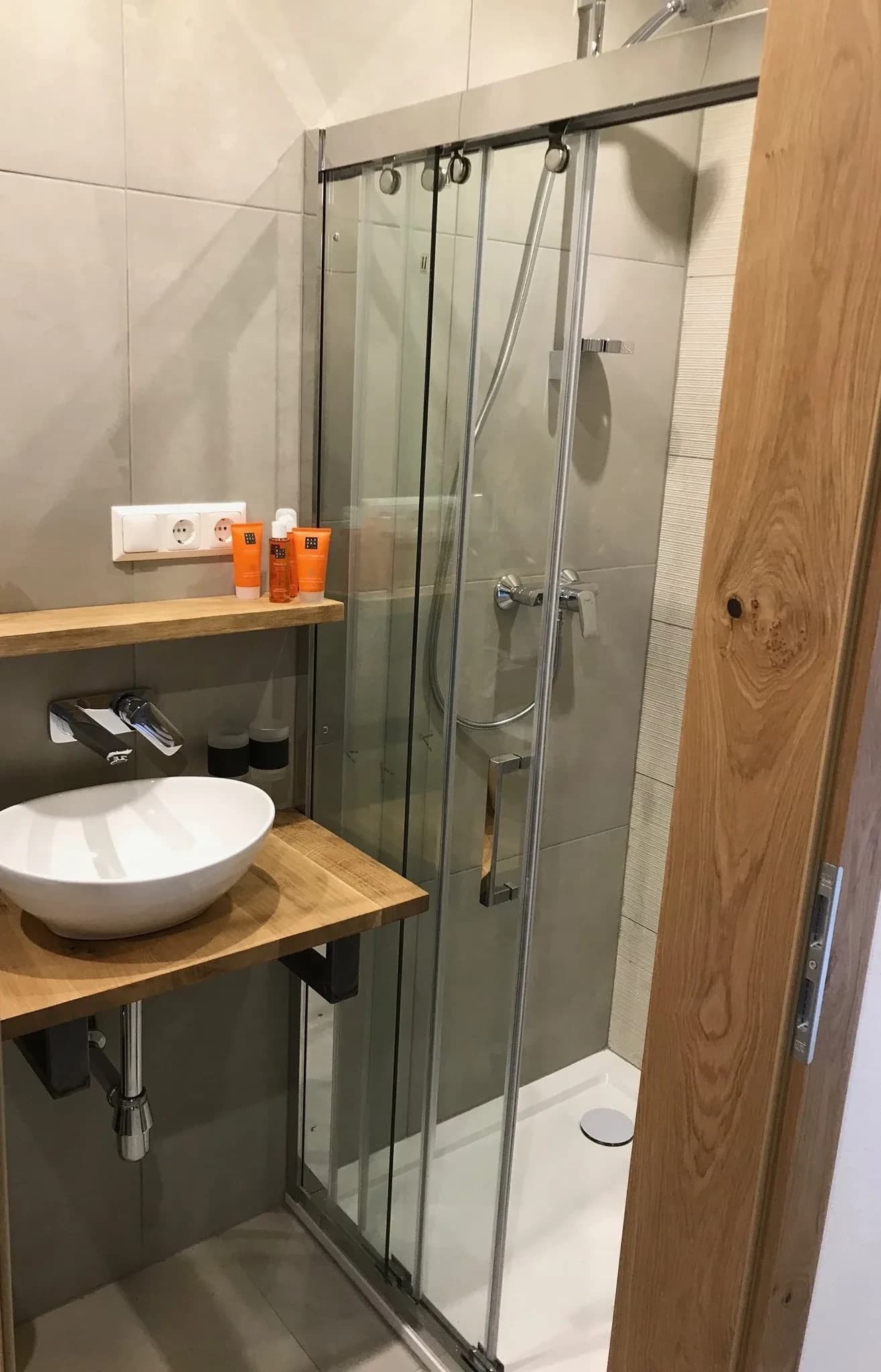 Dusche und Waschbecken in einem der vier Bäder