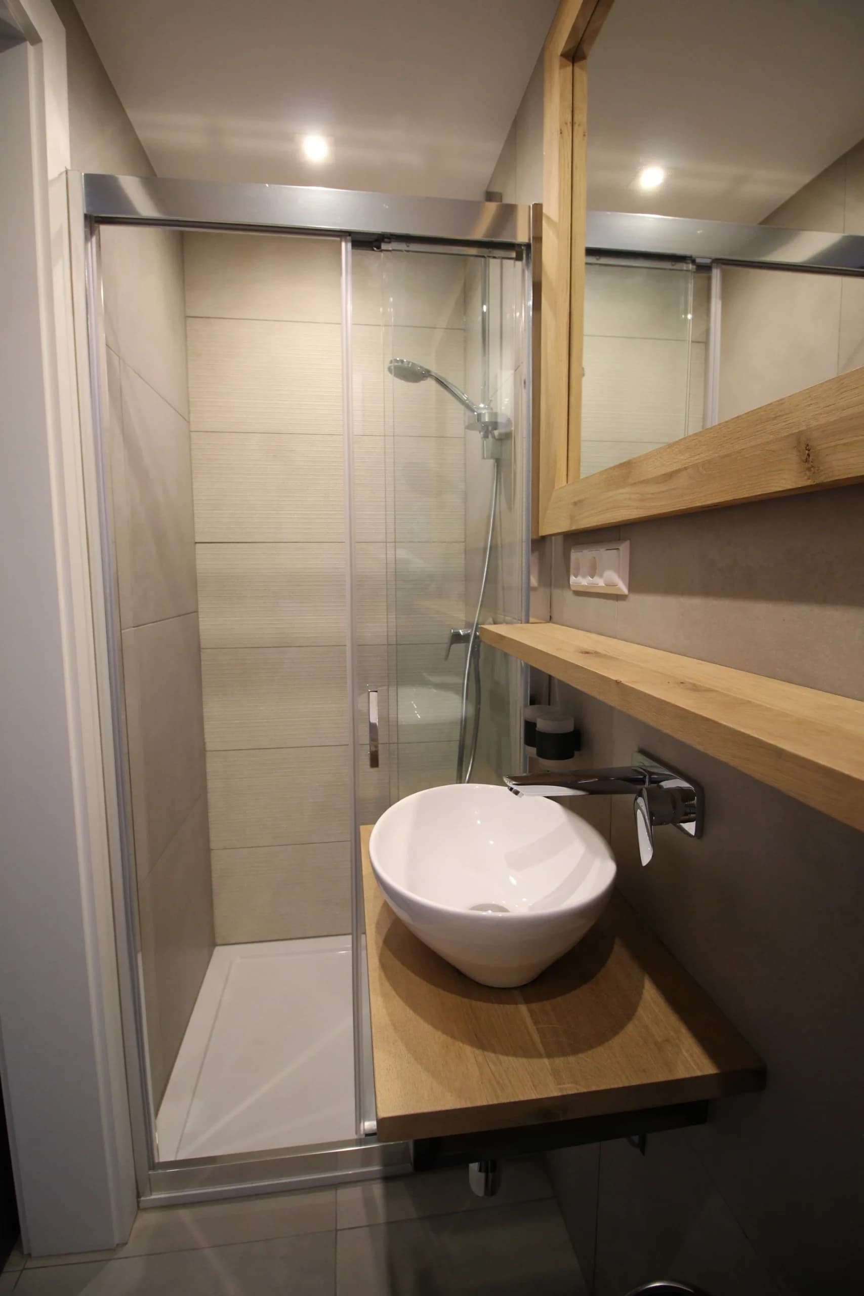 Bad mit begehbarer Dusche und Waschtisch aus Holz