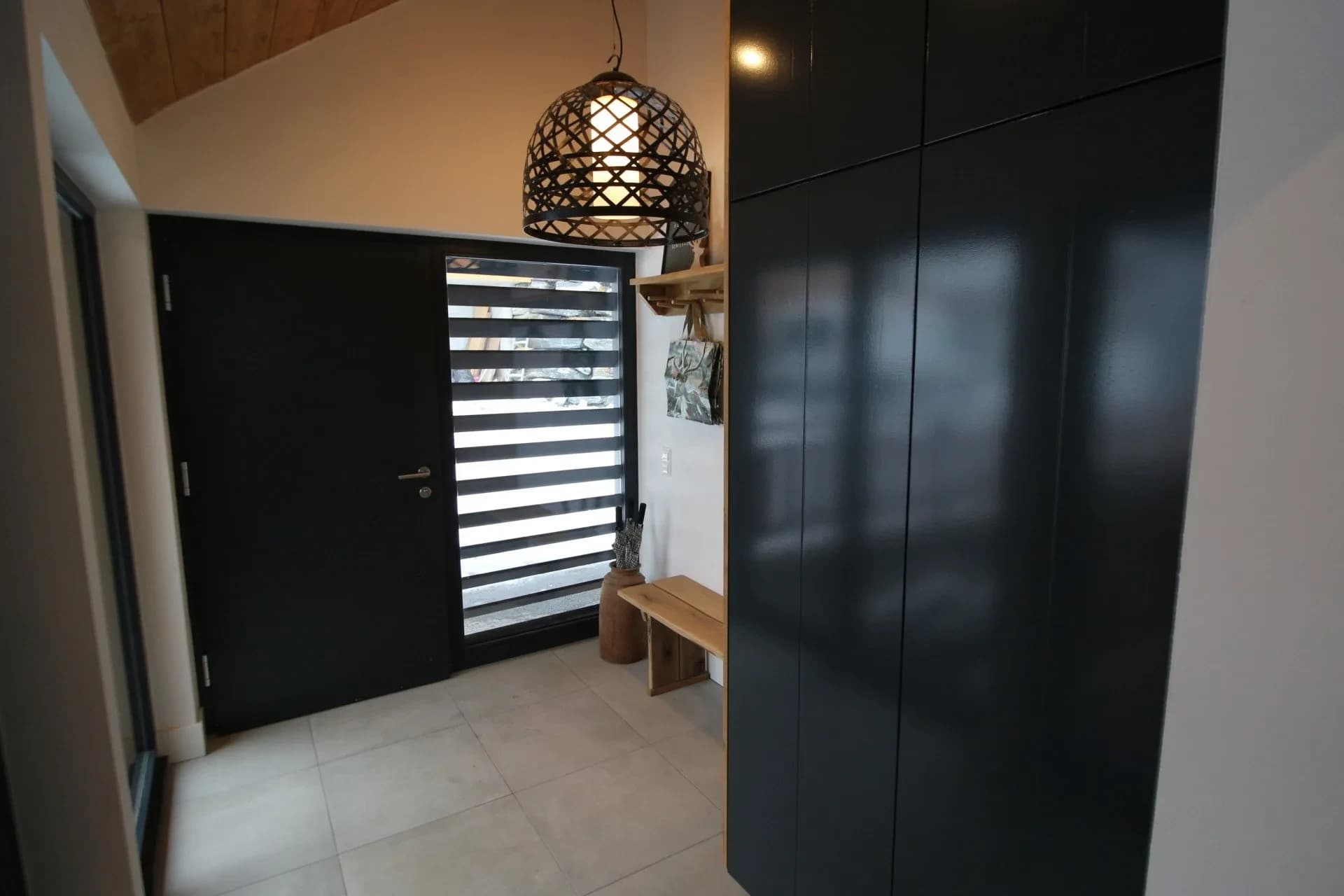 Eingang mit Garderobe und Hängeleuchte