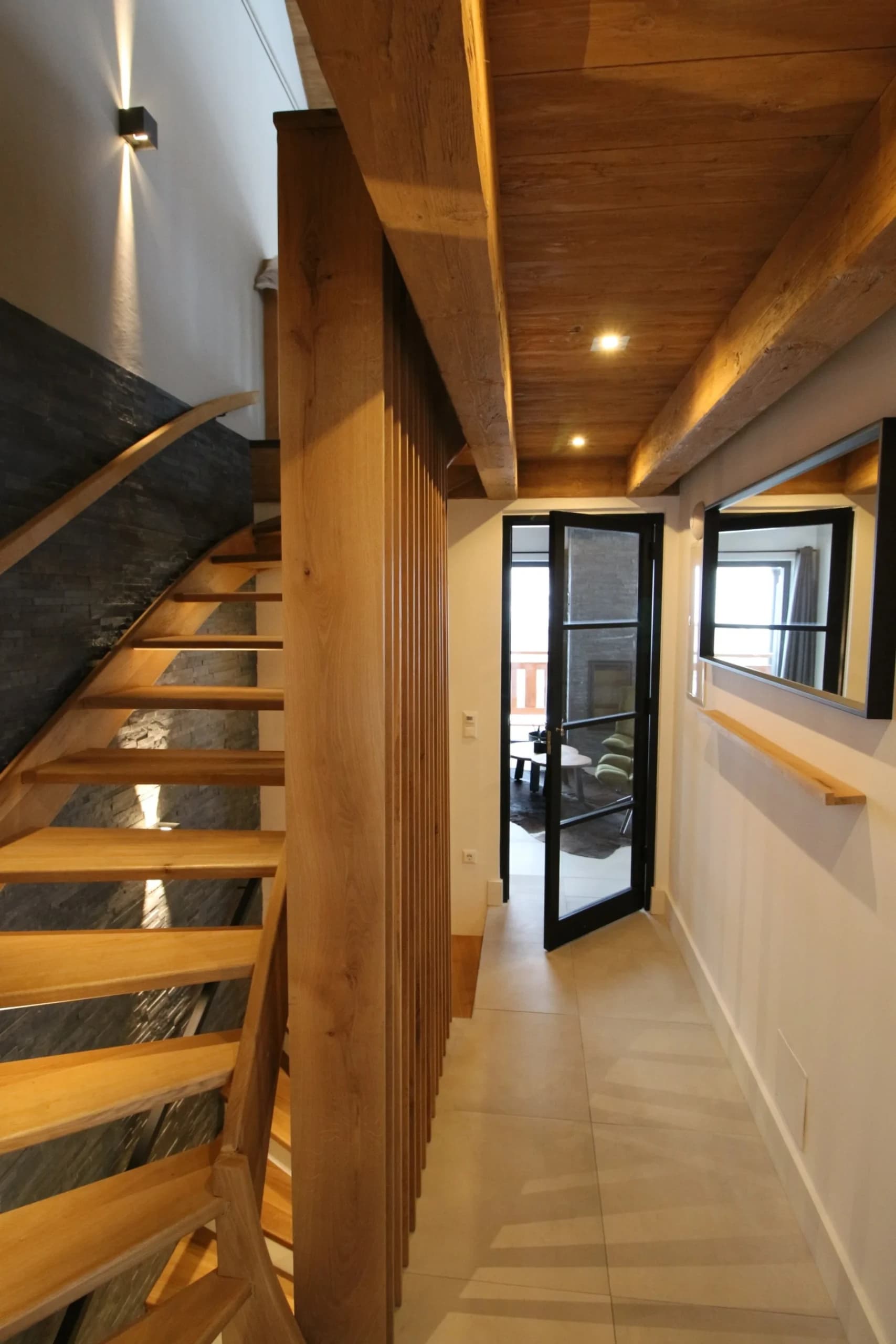 Holztreppe und Flur im Chalet