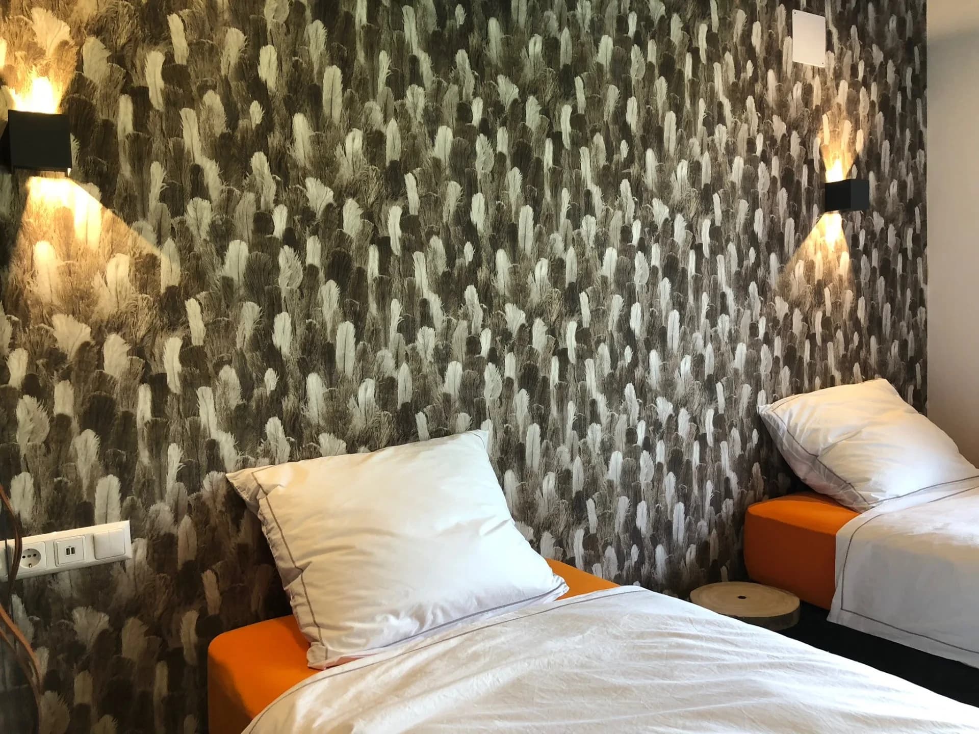 Schlafzimmer mit Federtapete und zwei Einzelbetten