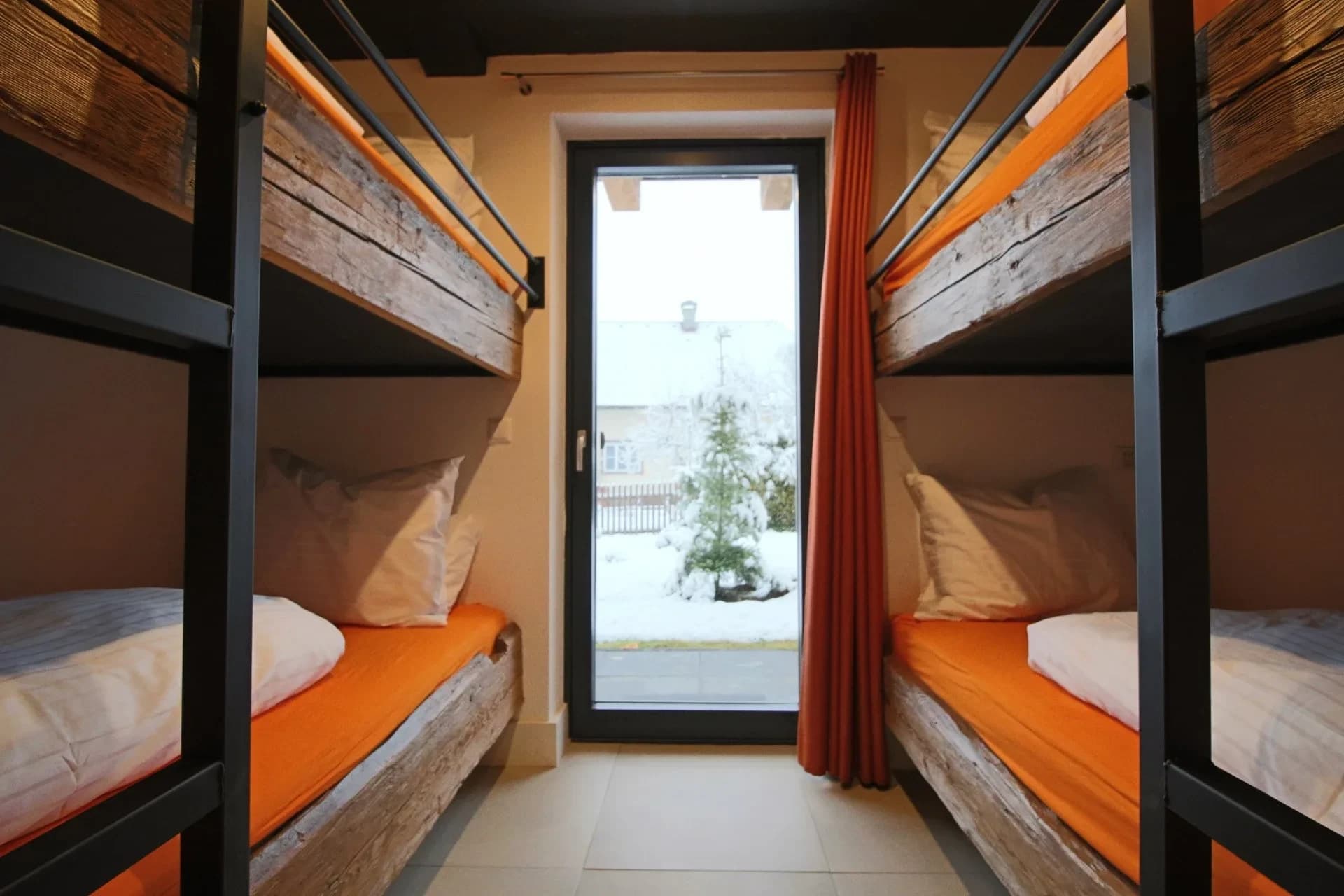 Vierbettzimmer mit zwei Etagenbetten