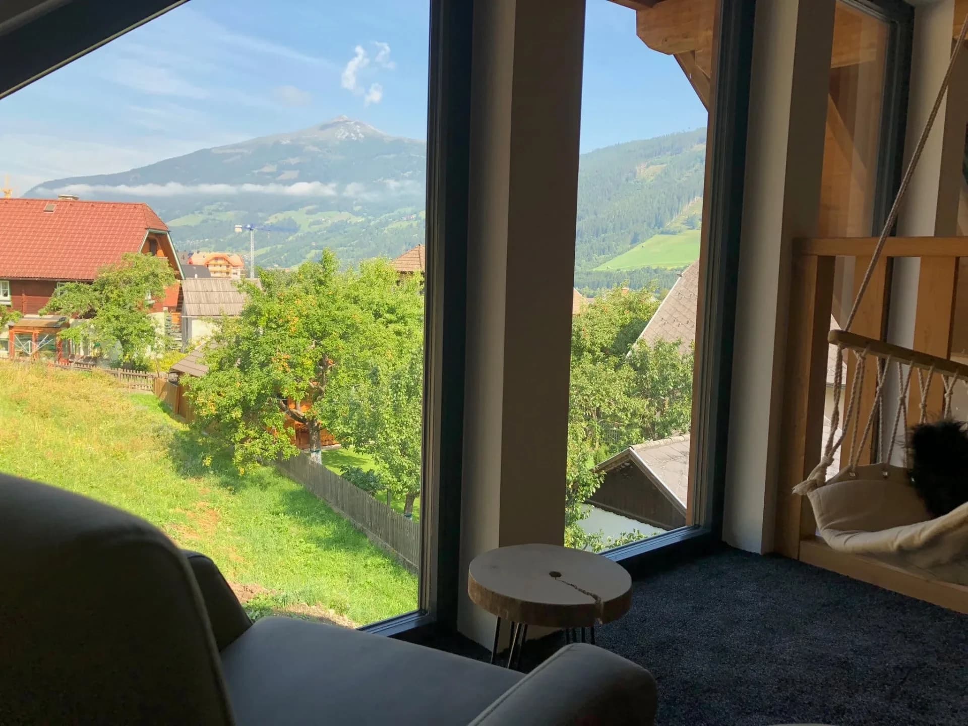 Blick aus dem Chalet auf das Dorf und die Berge
