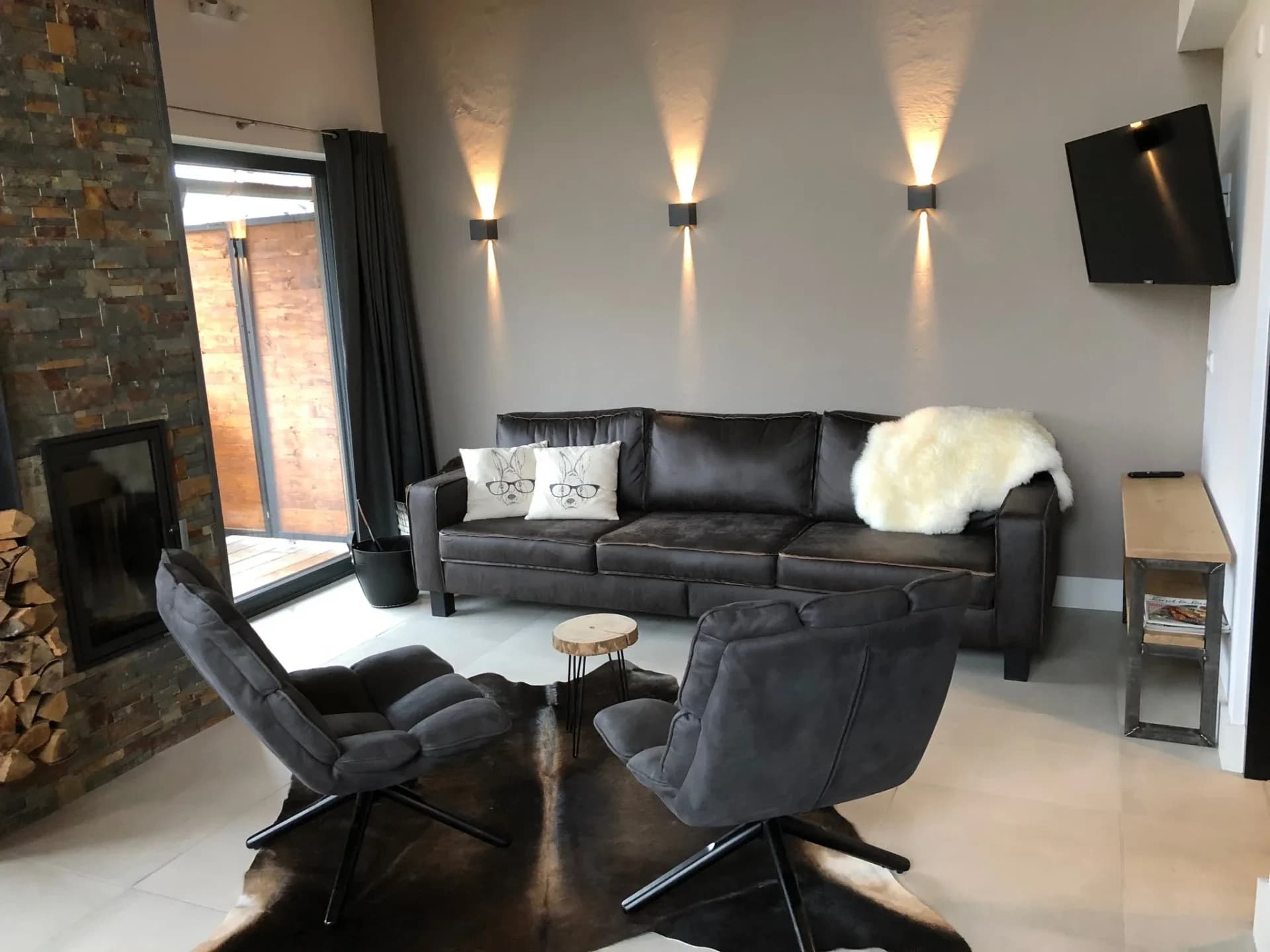 Sitzecke mit Ledersofa und Stimmungsbeleuchtung