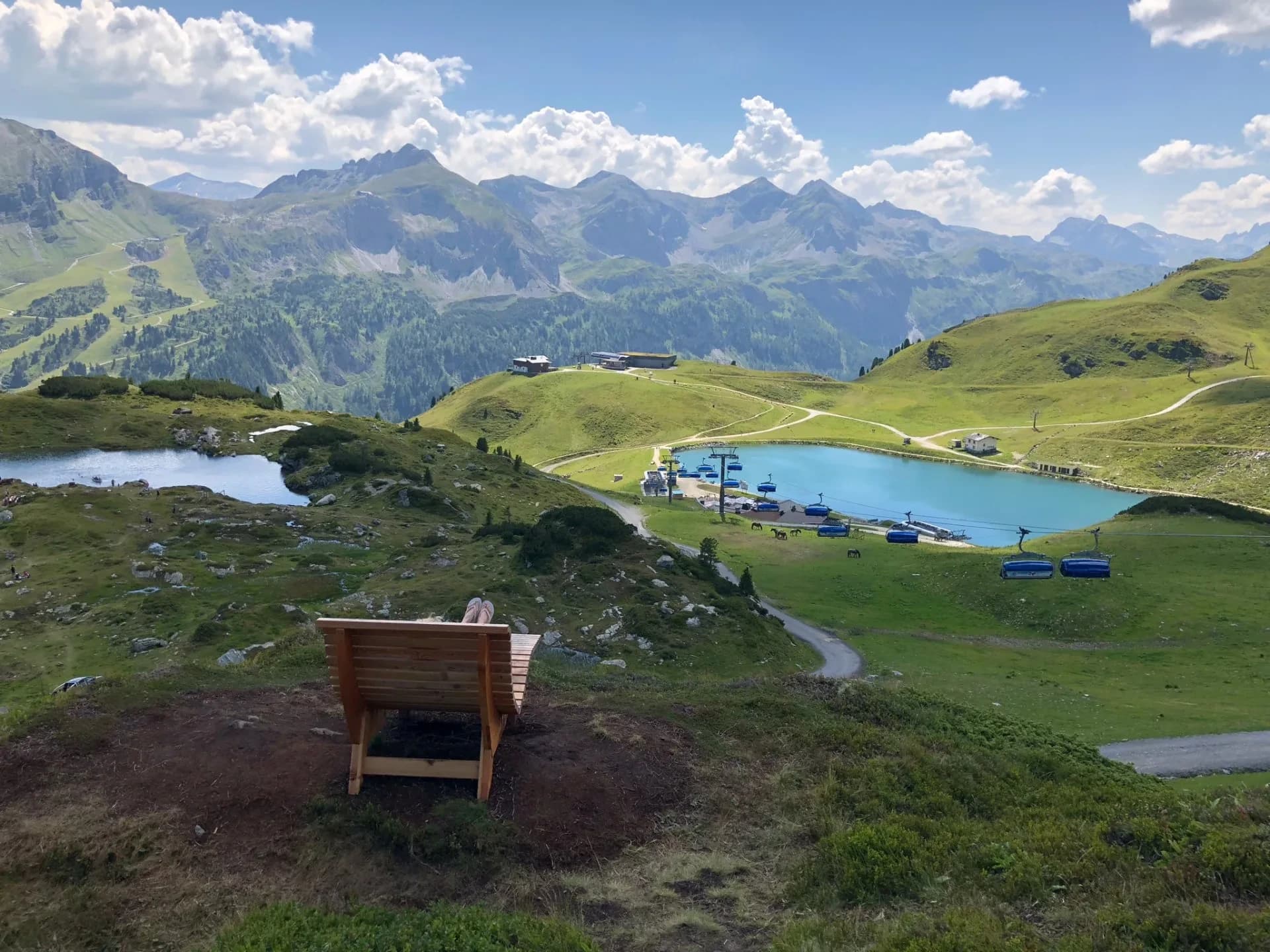 Bergsee und Almwiesen im Sommer im Lungau