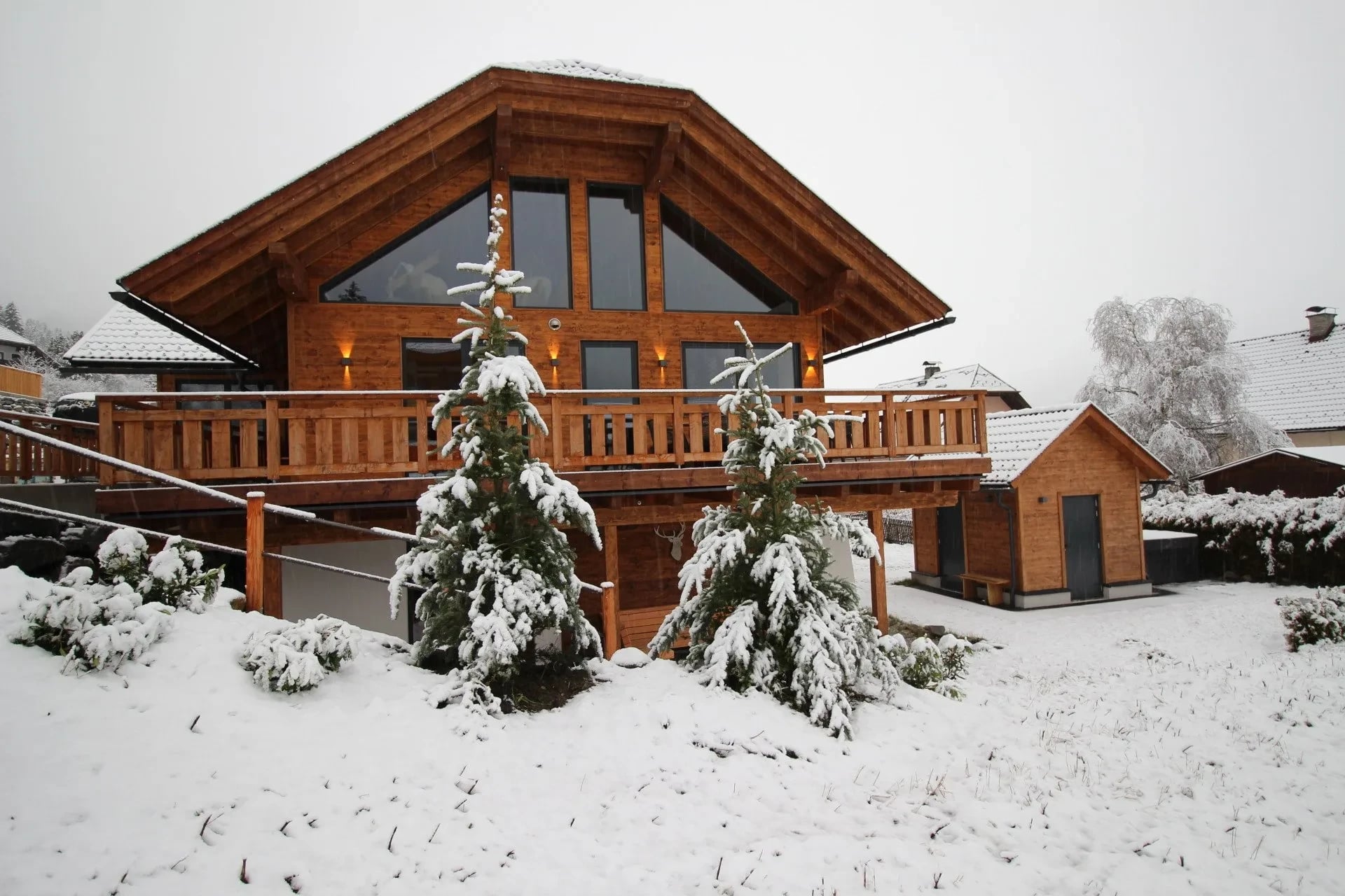 Verschneite Vorderseite der AlpInn Wellness Chalets