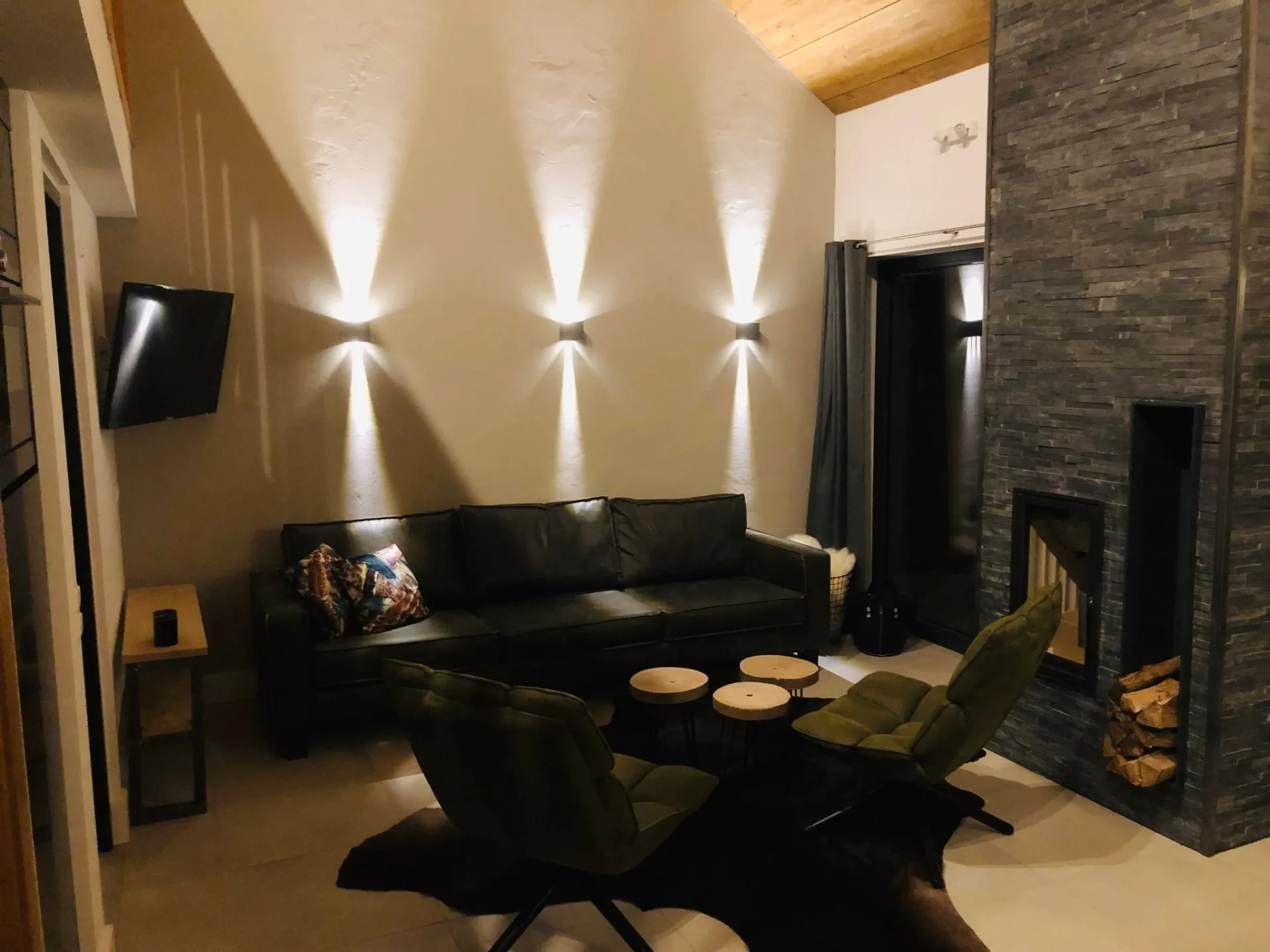 Gemütliche Lounge mit Kamin und TV
