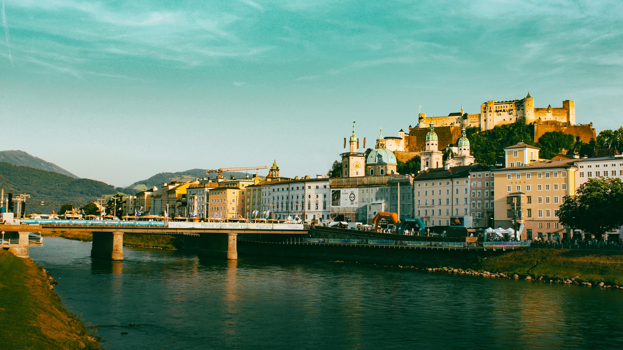 Salzburg mit der Salzach, einer Brücke, der Altstadt und der Festung Hohensalzburg
