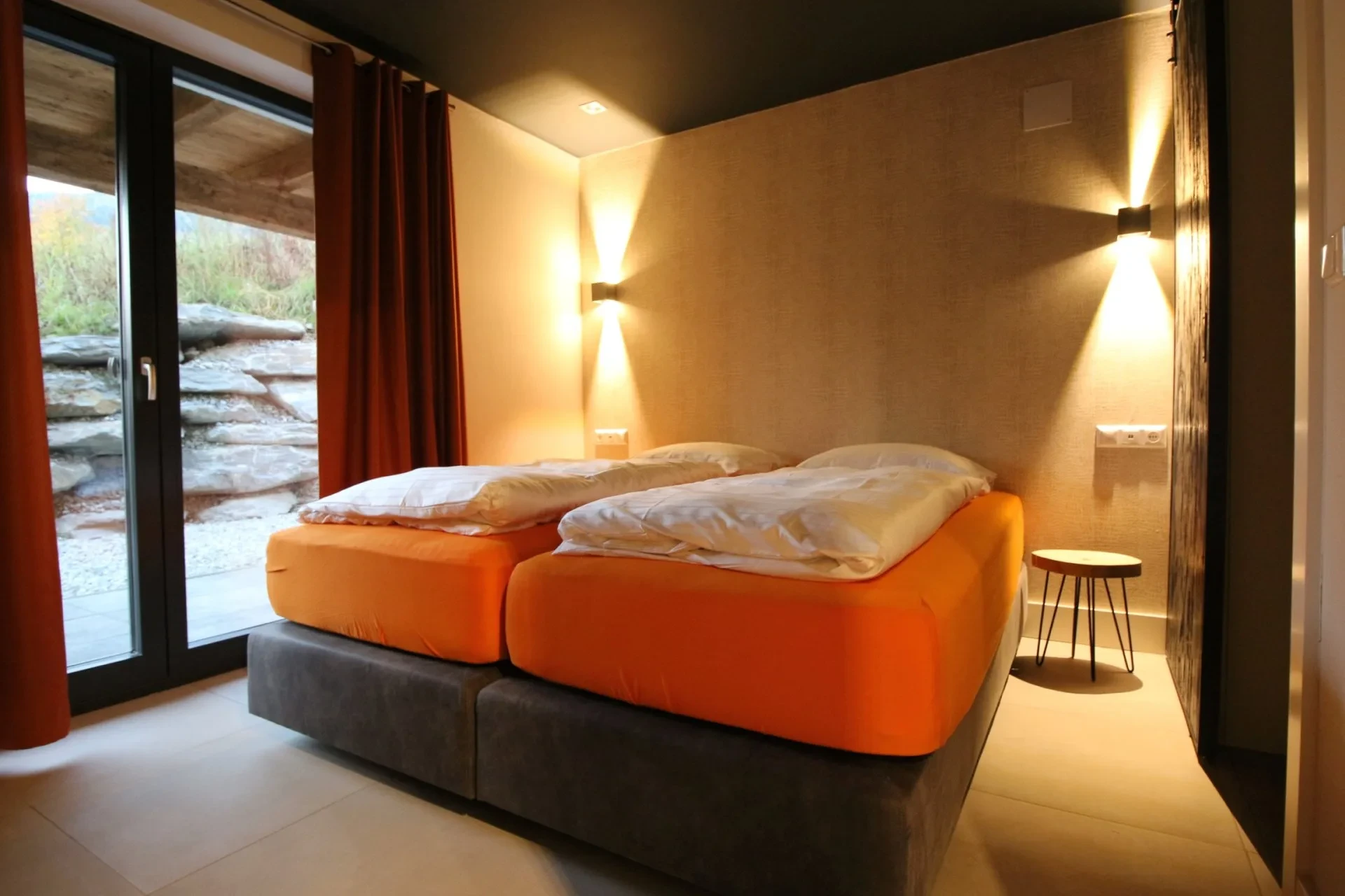 Stimmungsvolles Schlafzimmer mit Wandleuchten