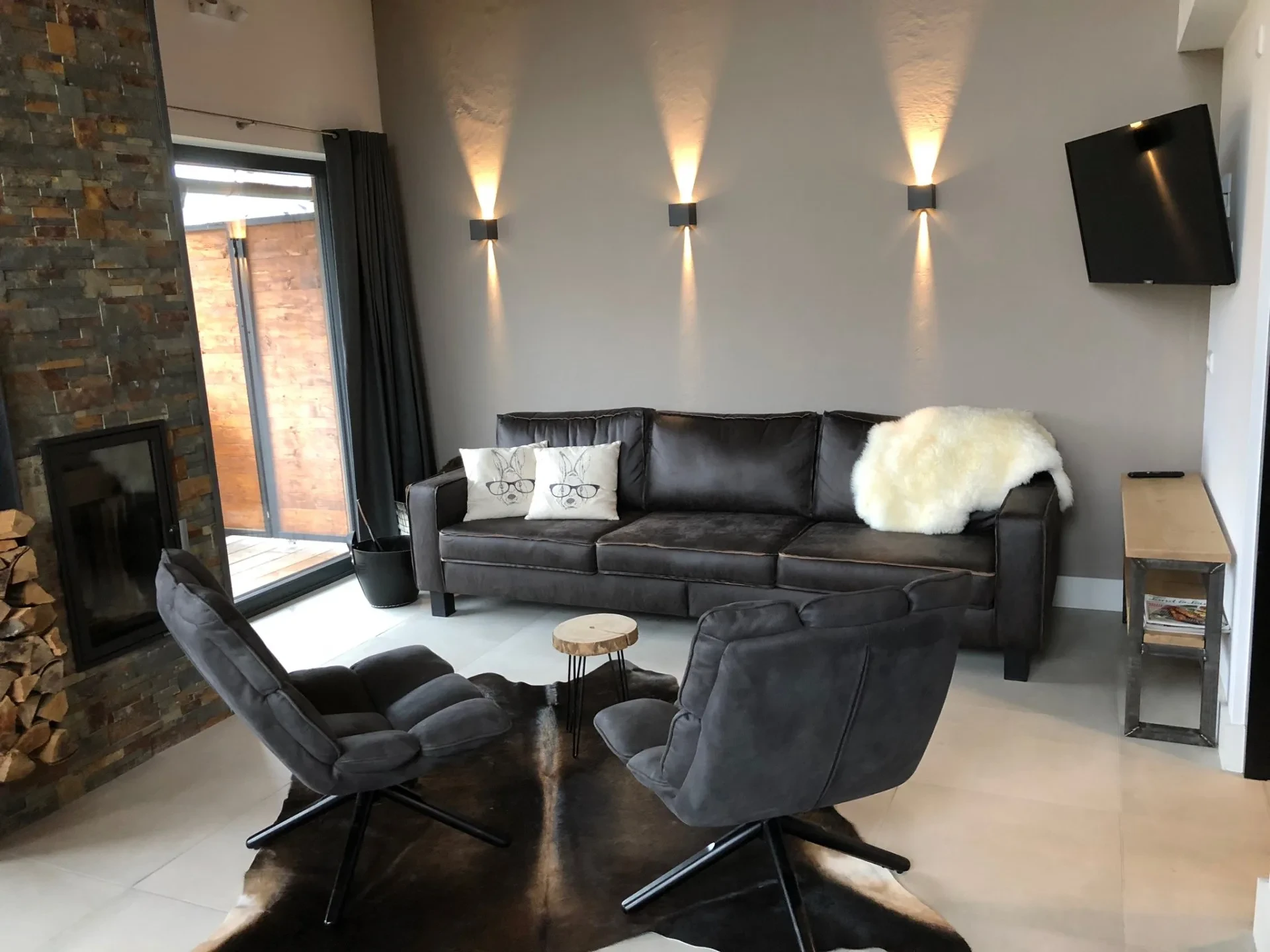 Seating area with leather sofa and ambient lighting