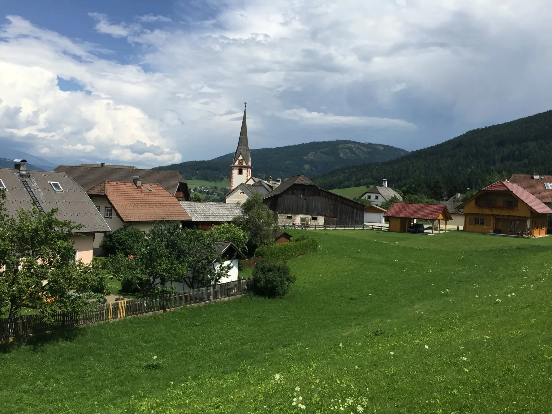 Sankt Margarethen im Lungau met weides en bergen