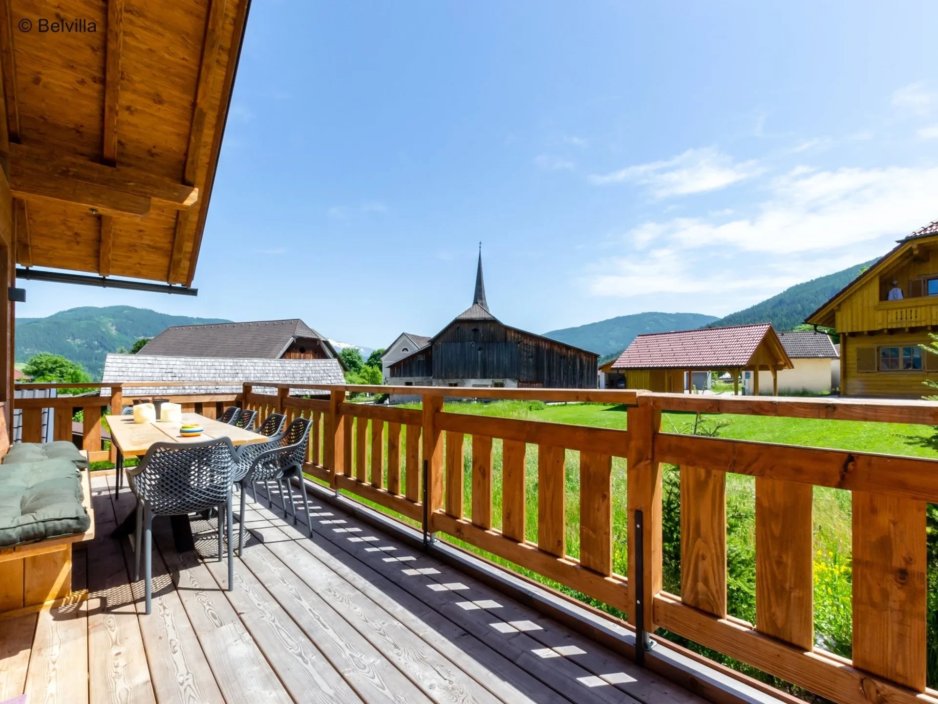 Großer Balkon mit Lounge-Möbeln und Bergblick